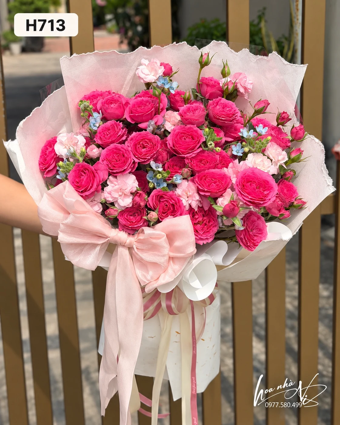 Bó hồng đậm nơ hồng · H713