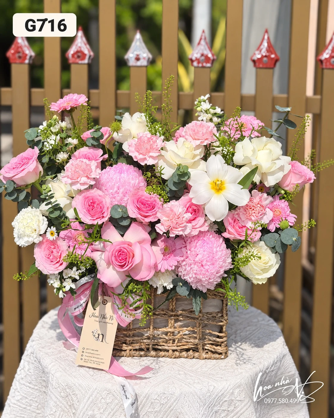 Giỏ hoa hồng phối trắng · G716